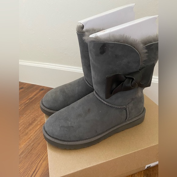 UGG Daelynn in Charcoal, Size 8 - Picture 4 of 7